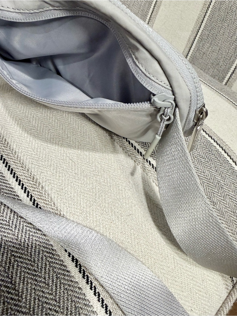 lululemon athletica Light Gray Men’s Belt Bag with Branded Strap - Picture 4 of 8